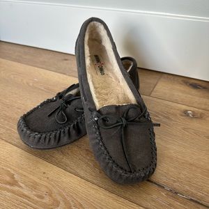 Women’s Minnetonka Moccasin’s Gray leather size 9